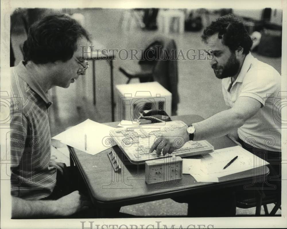 1983 Press Photo Arnie Horowitz and Jim Neuberger play a game of Scrabble - Historic Images