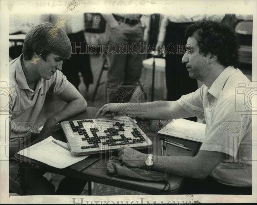 1983 Press Photo Frank Voss and Mike Wolfbery play a game of Scrabble - Historic Images