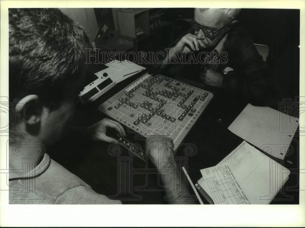 1993 Press Photo John Morse plays Scrabble against Roger Steward in Albany, NY - Historic Images