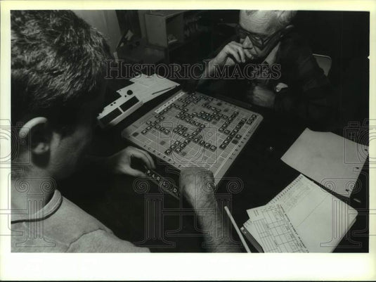 1993 Press Photo John Morse plays Scrabble against Roger Steward in Albany, NY - Historic Images