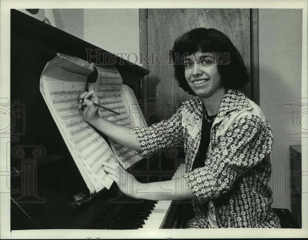 Press Photo Julie Schwartz sitting at the piano - tua15187 - Historic Images