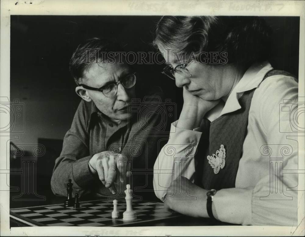 1976 Press Photo Mr. and Mrs. Marvin Schwartz play chess together. - tua15189 - Historic Images