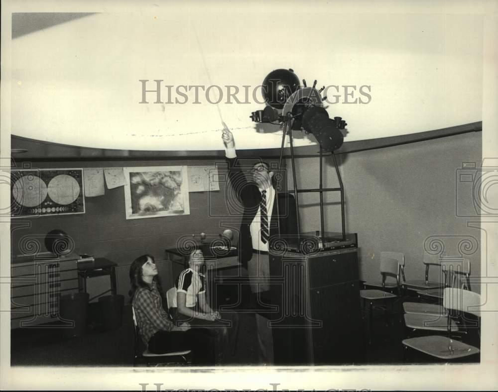 1984 Press Photo Wesley Knapp &amp; science students, Scotia-Glenville School, NY - Historic Images