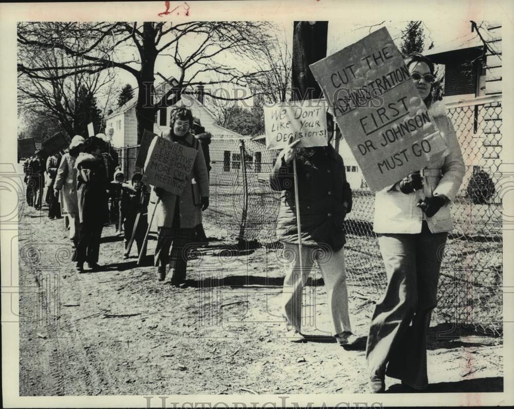 1976 Press Photo Parents protest closing of Scotia-Glenville School in New York - Historic Images