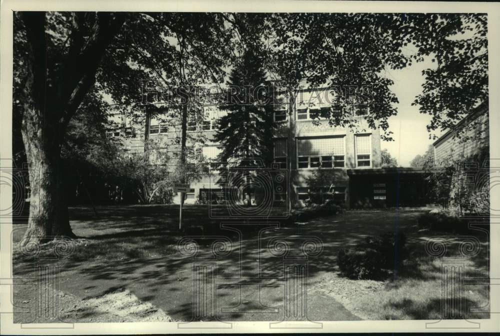 1985 Press Photo Exterior of former Mohawk School in Scotia, New York - Historic Images