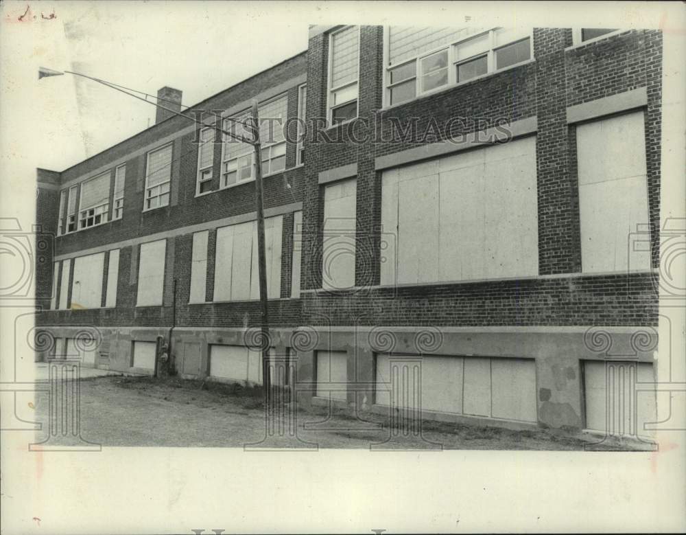 1981 Press Photo Boarded up windows on Mohawk School in Scotia, New York - Historic Images
