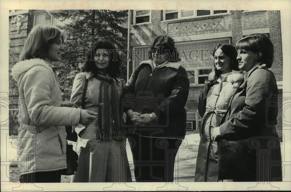 1980 Press Photo Parents confer outside Mohawk School in Scotia, New York - Historic Images