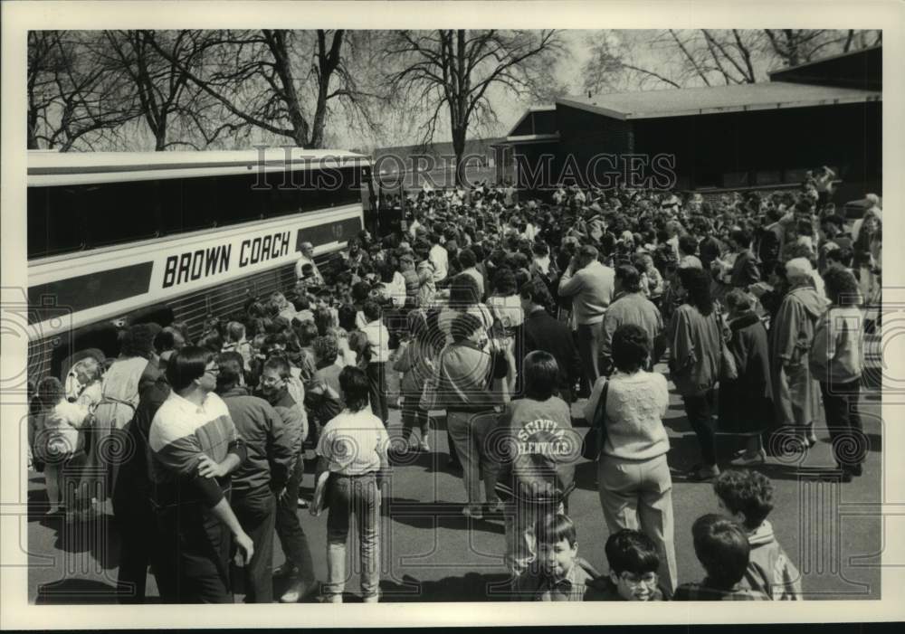 1989 Press Photo Scotia, New York students prepare to leave for trip to Russia - Historic Images