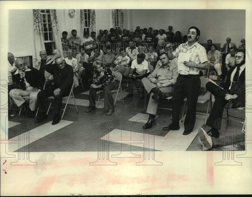 1976 Press Photo Peter Grippo speaks at Scotia, New York Village Board meeting - Historic Images