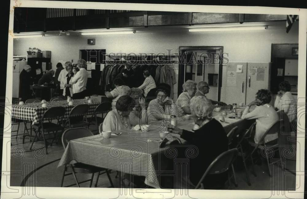 1985 Press Photo Scotia, New York senior citizens fed at First Baptist Church - Historic Images