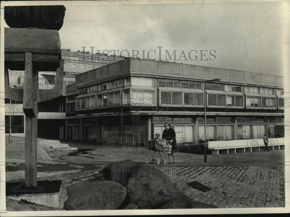 Press Photo Pedestrians stroll through downtown Cumbernauld, Scotland - Historic Images