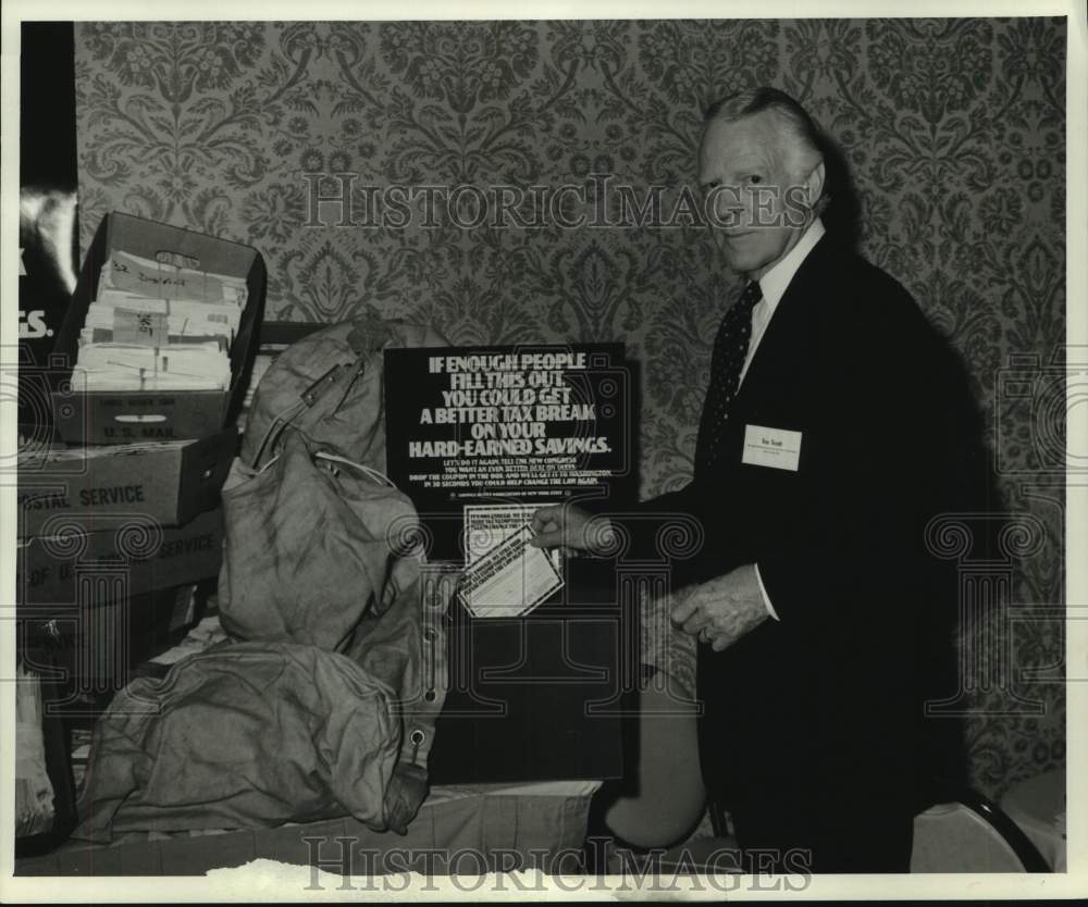 1981 Press Photo Ira Scott submits tax ballot in Albany, New York - tua15244 - Historic Images