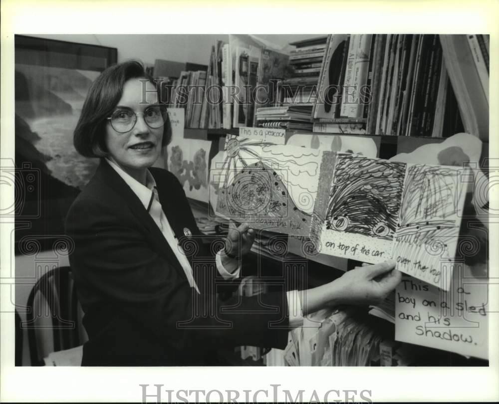 1993 Press Photo Dr. Kathleen Scott shows class materials in Albany, New York - Historic Images