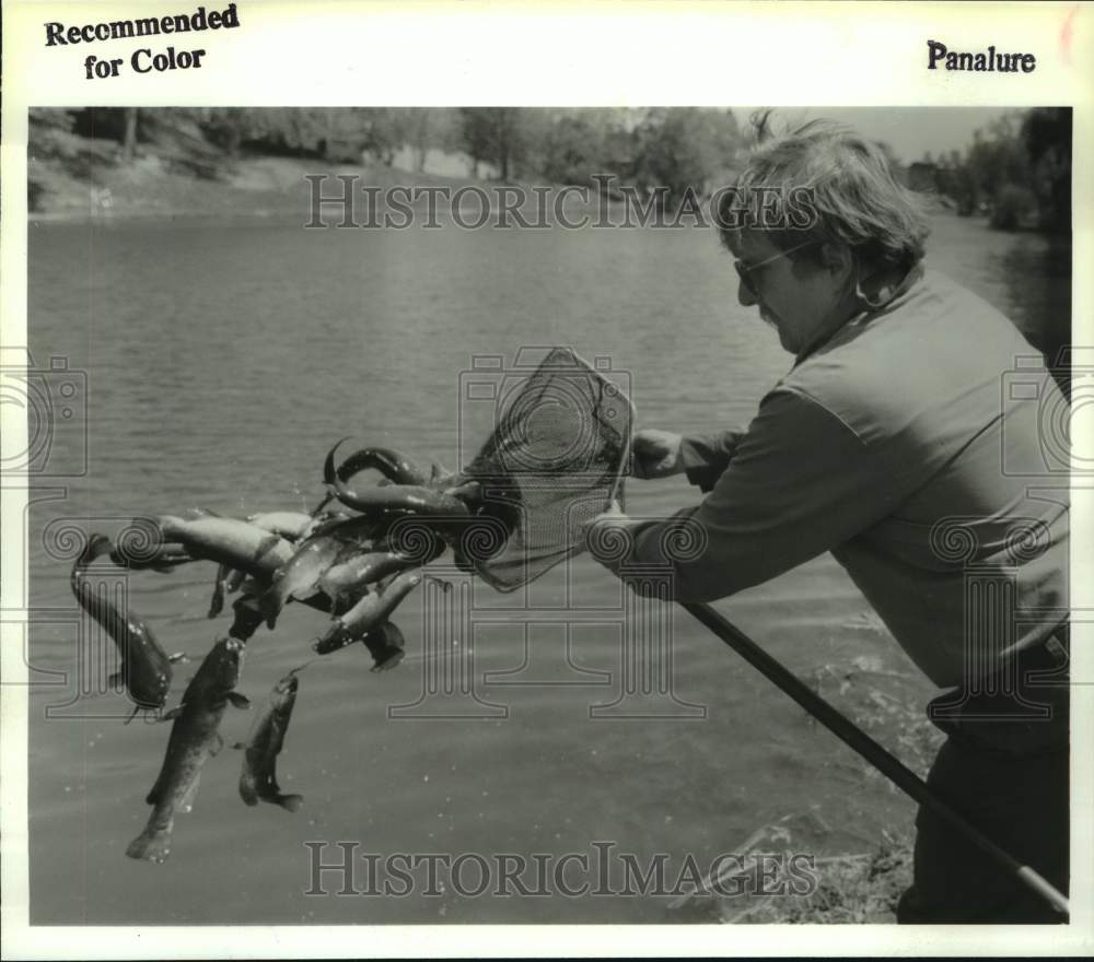 1992 Press Photo Joe Arabski restocks Washington Park Lake, Albany, New York - Historic Images