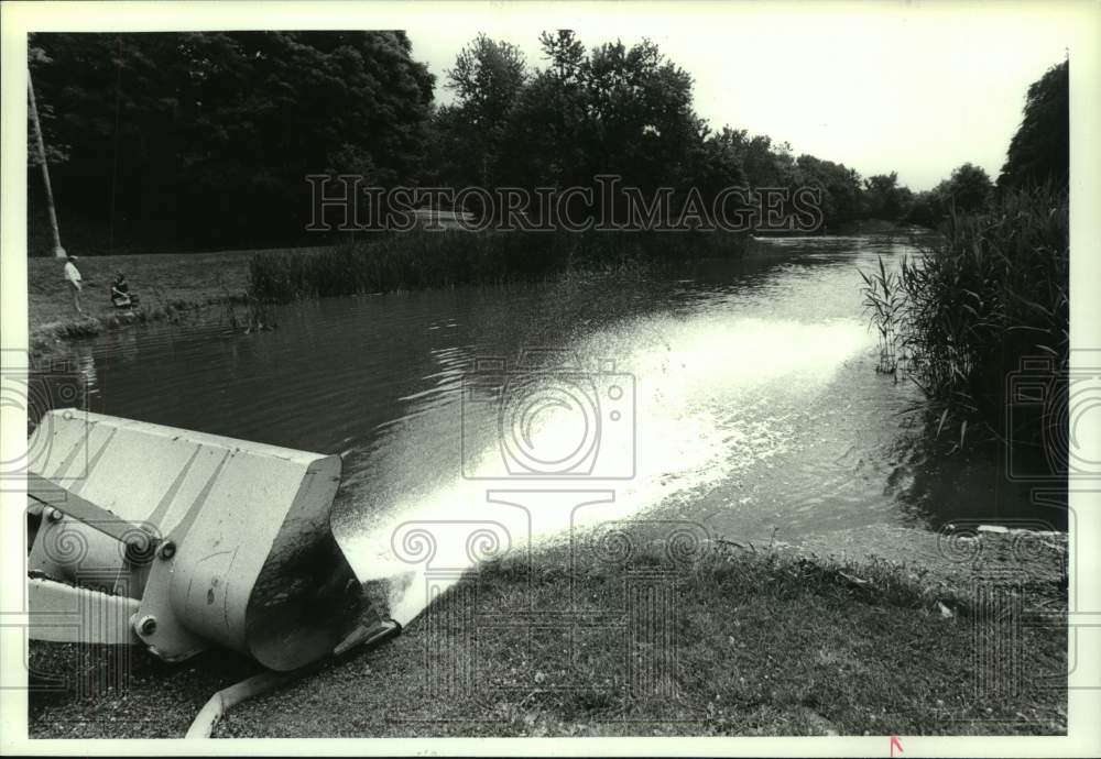 1991 Press Photo Hose adding water to Washington Park Lake, Albany, New York - Historic Images