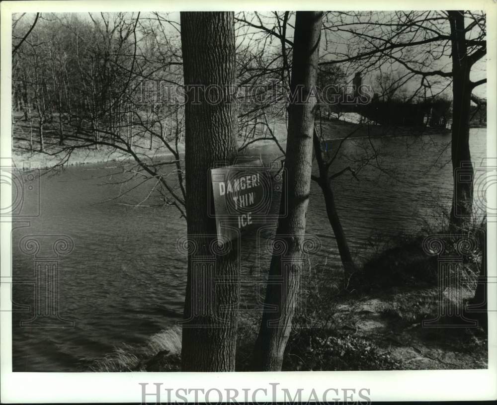 1990 Press Photo Thin Ice sign at Washington Park Lake, Albany, New York - Historic Images