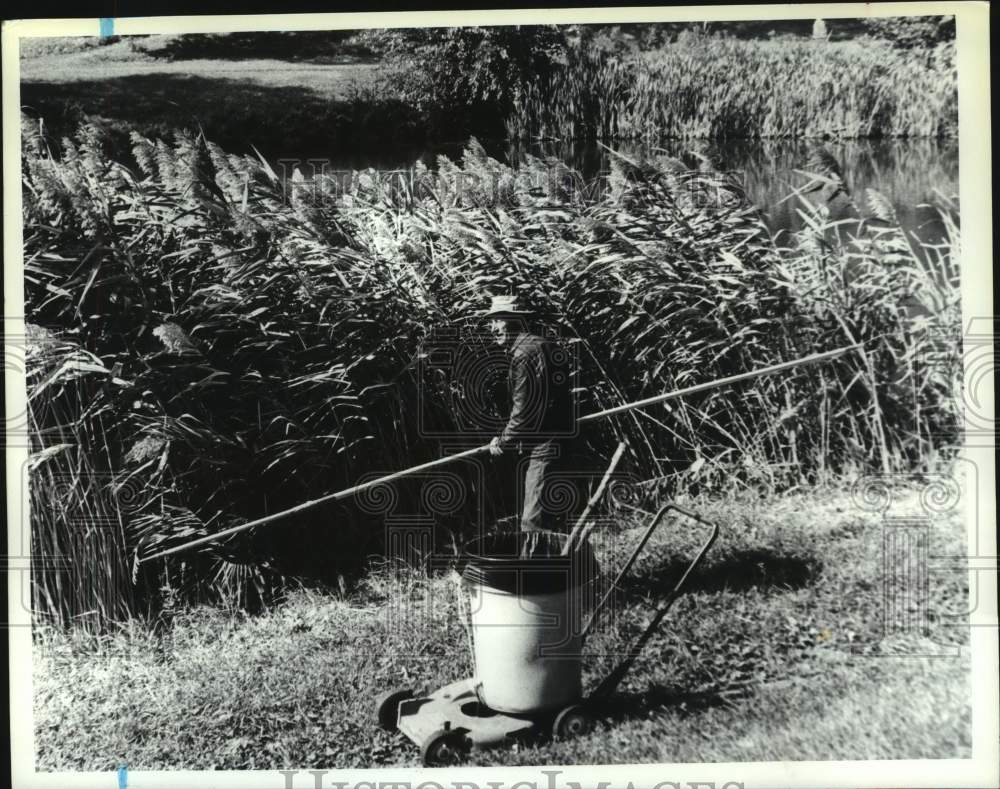 1990 Press Photo Albany, New York parks worker cleaning up Washington Park Lake - Historic Images