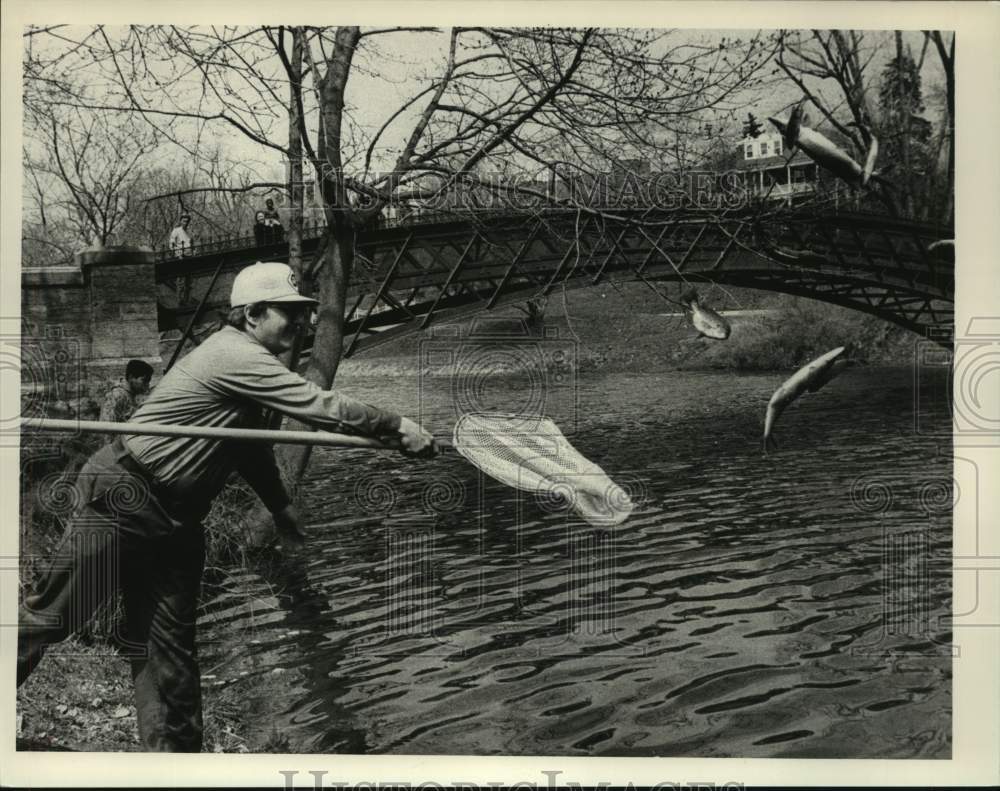 1989 Press Photo Joe Arabski restocks fish in Washington Park Lake, Albany, NY - Historic Images
