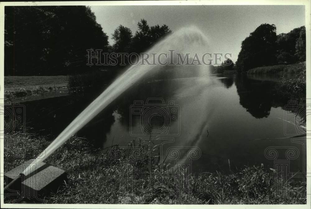 1991 Press Photo Aerated water being added to Washington Park Lake, Albany, NY - Historic Images