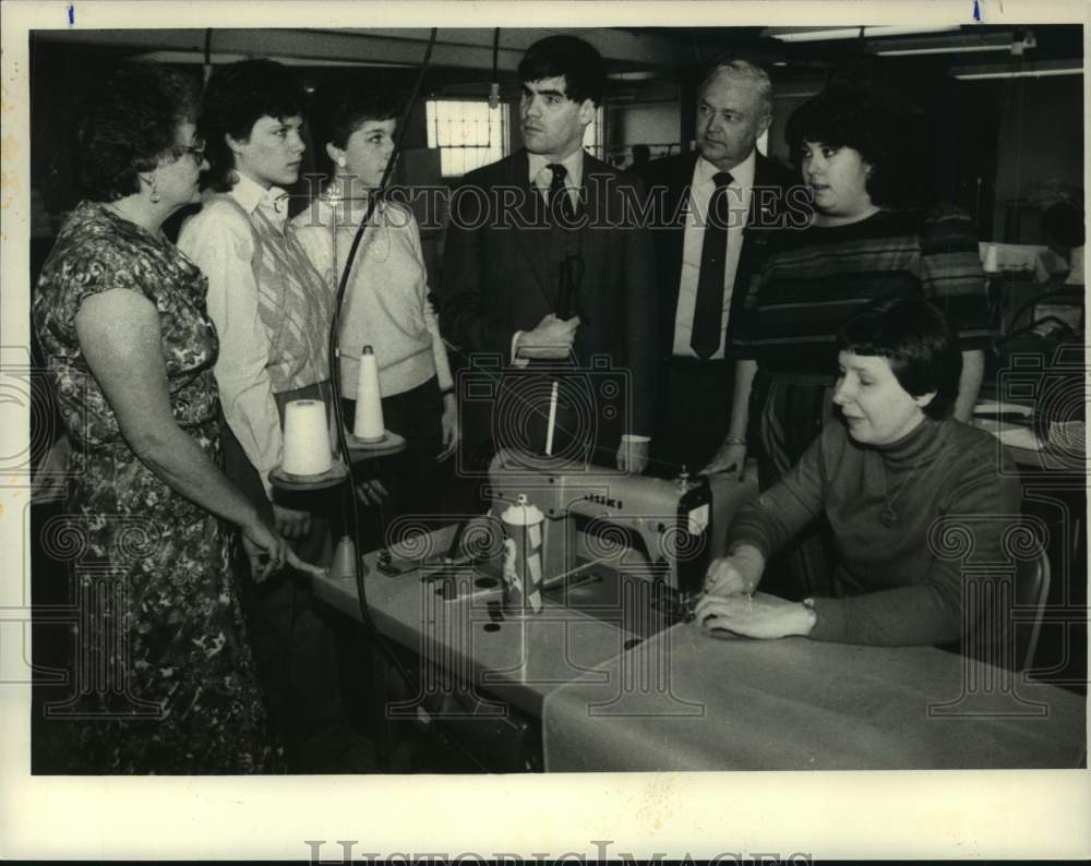 1984 Press Photo New York college students tour Association for the Blind - Historic Images