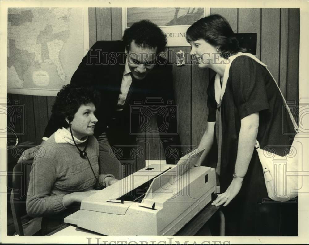 1986 Press Photo Typist at work at Association of the Blind, Albany, New York - Historic Images