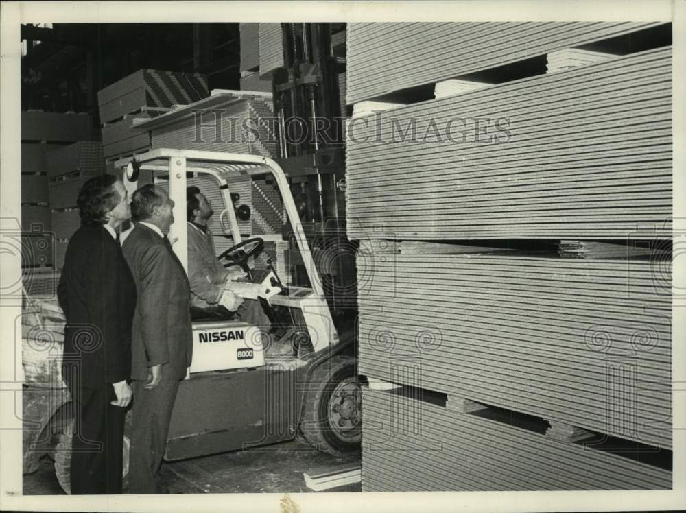 1989 Press Photo Christopher Gallagher and Kevin Wait watch forklift operator - Historic Images