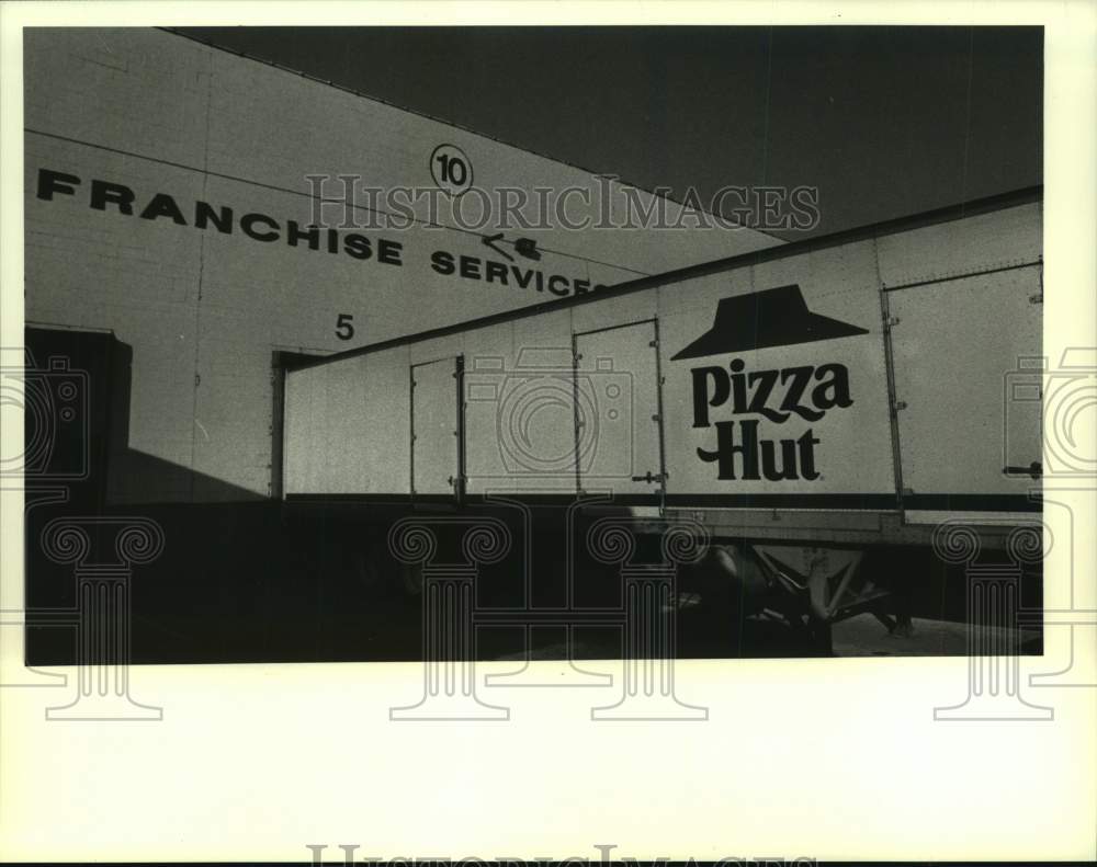 1986 Press Photo Northeastern Industrial Park, Pizza Hut truck at dock building - Historic Images