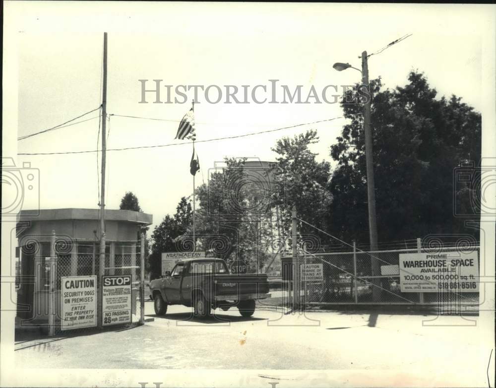 1983 Press Photo Truck entering Northeastern Industrial Park, Guilderland, NY - Historic Images