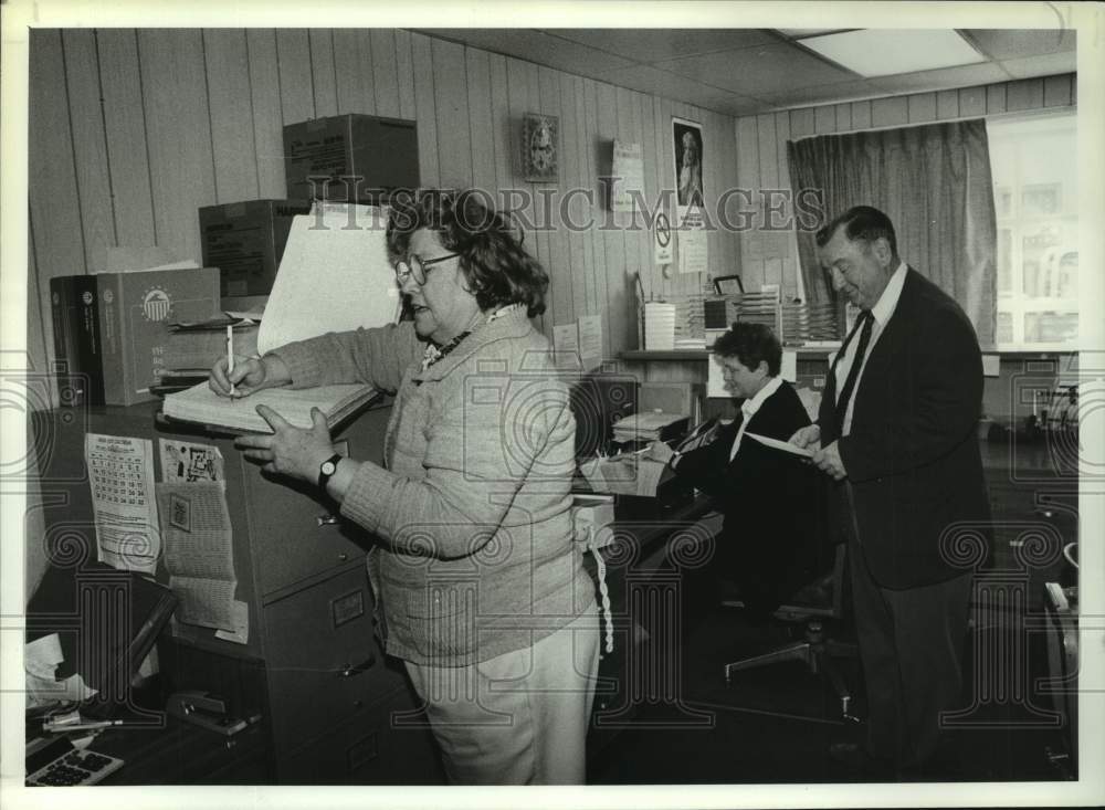 1991 Press Photo Office staff performs various tasks in Valatie, New York - Historic Images