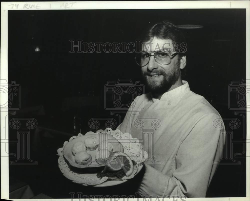 1990 Press Photo Bill Novak shows off stuffed mushrooms in Schodack, New York - Historic Images