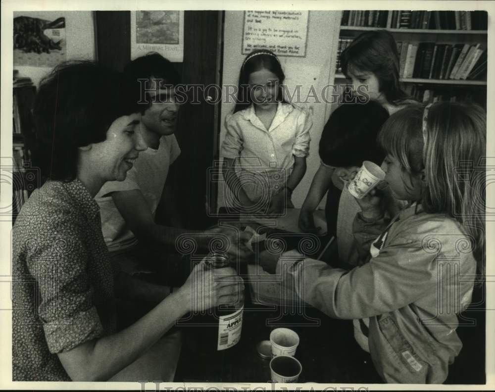 1984 Press Photo Children snack at Not Break Alone program in Albany, New York - Historic Images