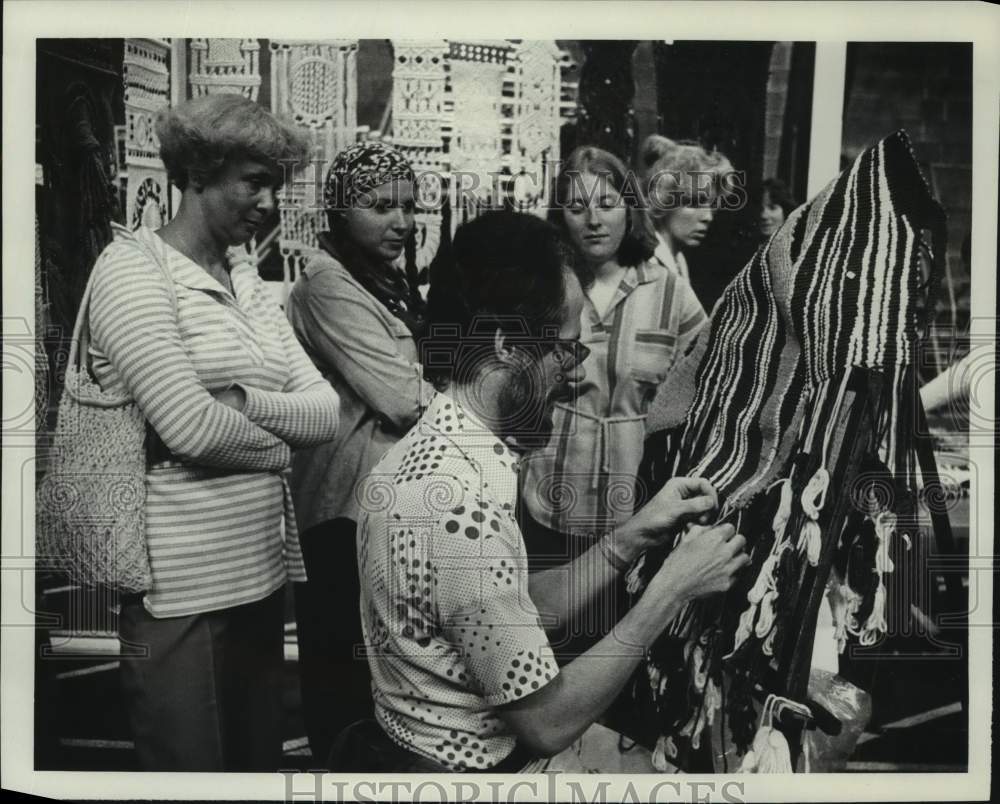 1978 Press Photo Ladies watch Robert Nottke macrame in Schenectady, New York - Historic Images