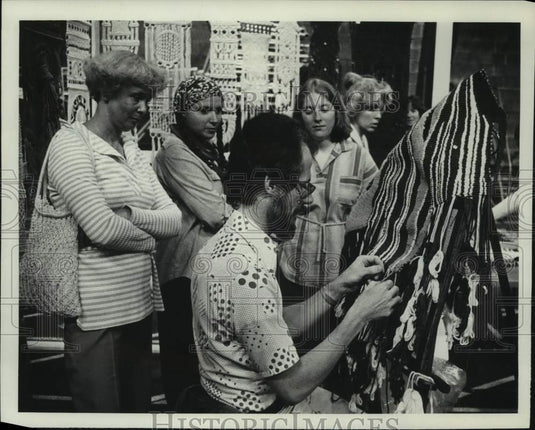 1978 Press Photo Ladies watch Robert Nottke macrame in Schenectady, New York - Historic Images