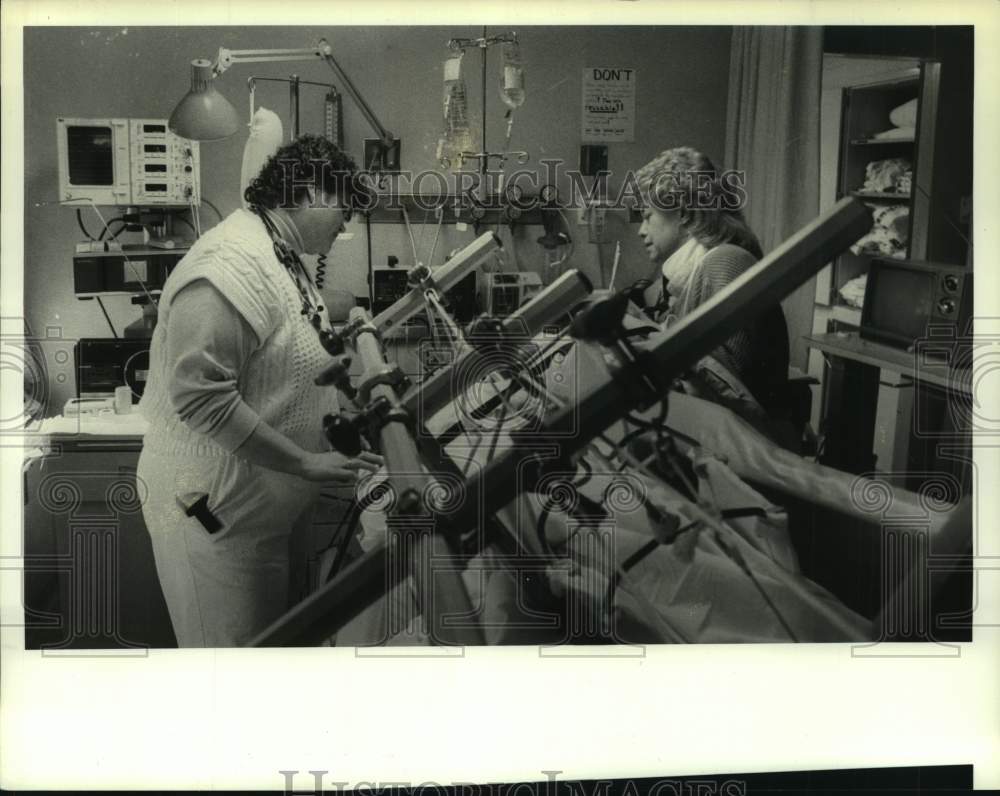 1988 Press Photo Nurses tend to ICU patient at Albany, New York medical center - Historic Images