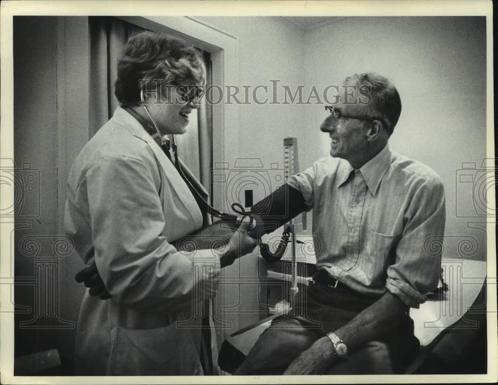 1976 Press Photo Edmeston, New York nurse checks blood pressure of patient - Historic Images