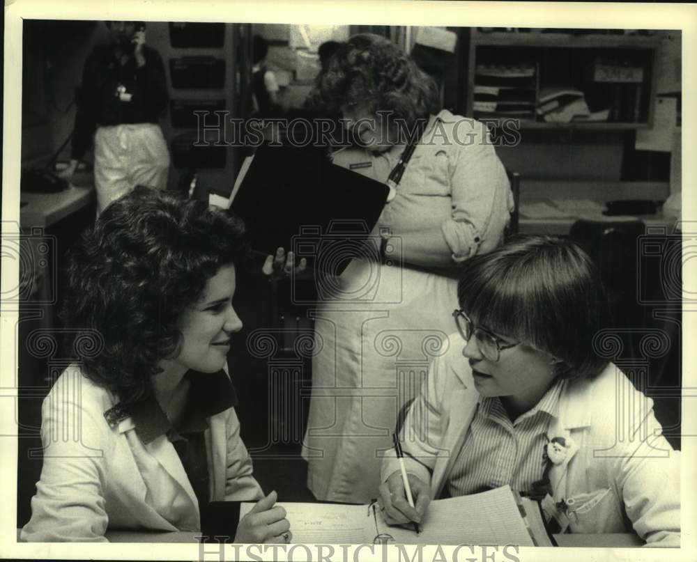 1986 Press Photo Nurses complete paperwork at St. Peter's Hospital, Albany, NY - Historic Images