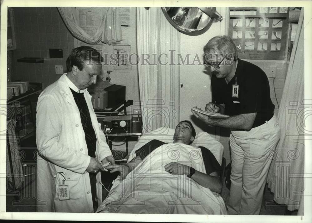 1990 Press Photo Albany, New York Medical Center nurses tend to patient - Historic Images