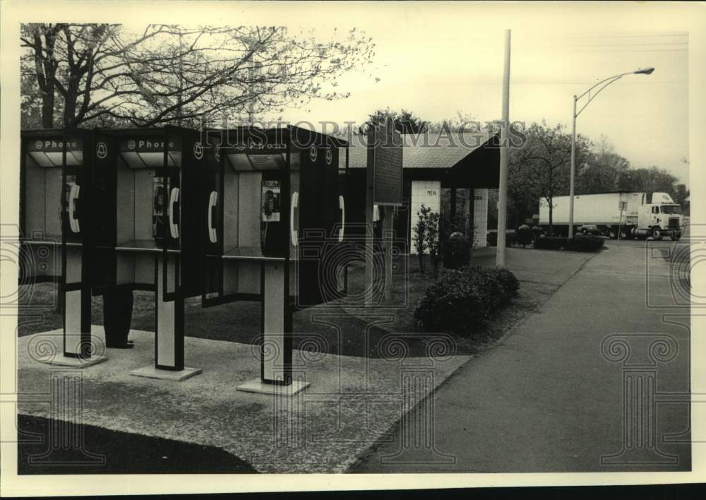 1986 Press Photo Telephone booths at interstate rest stop in Clifton Park, NY - Historic Images