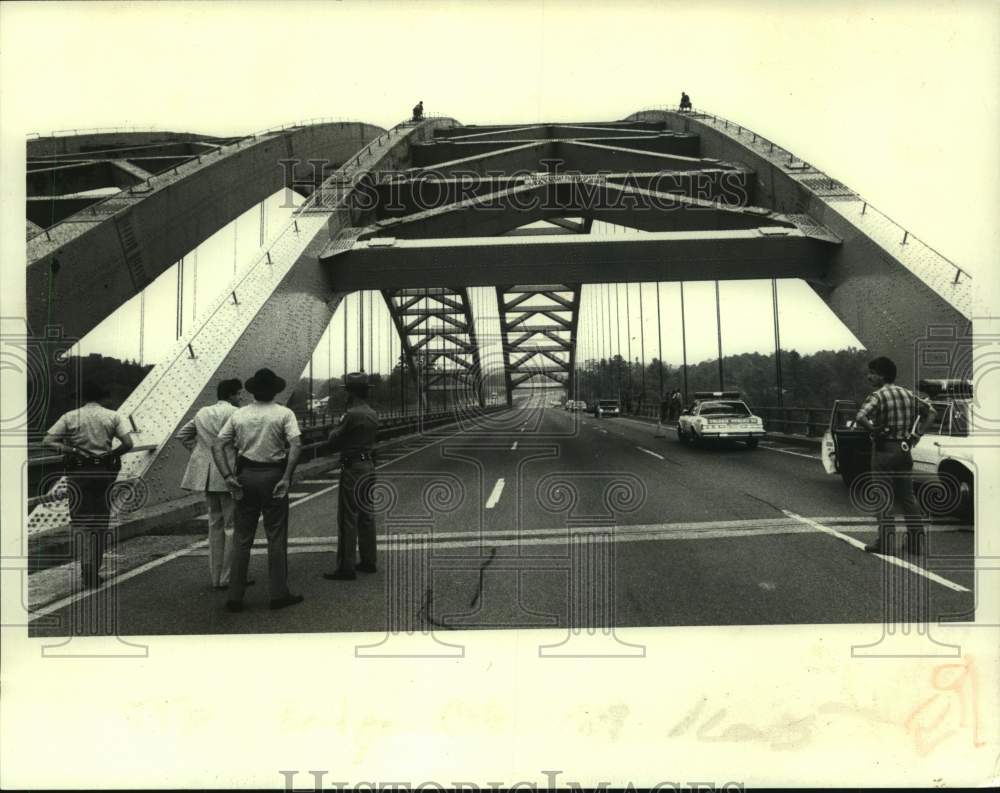 1983 Press Photo Spectators watch men on top of bridge in Colonie, New York - Historic Images