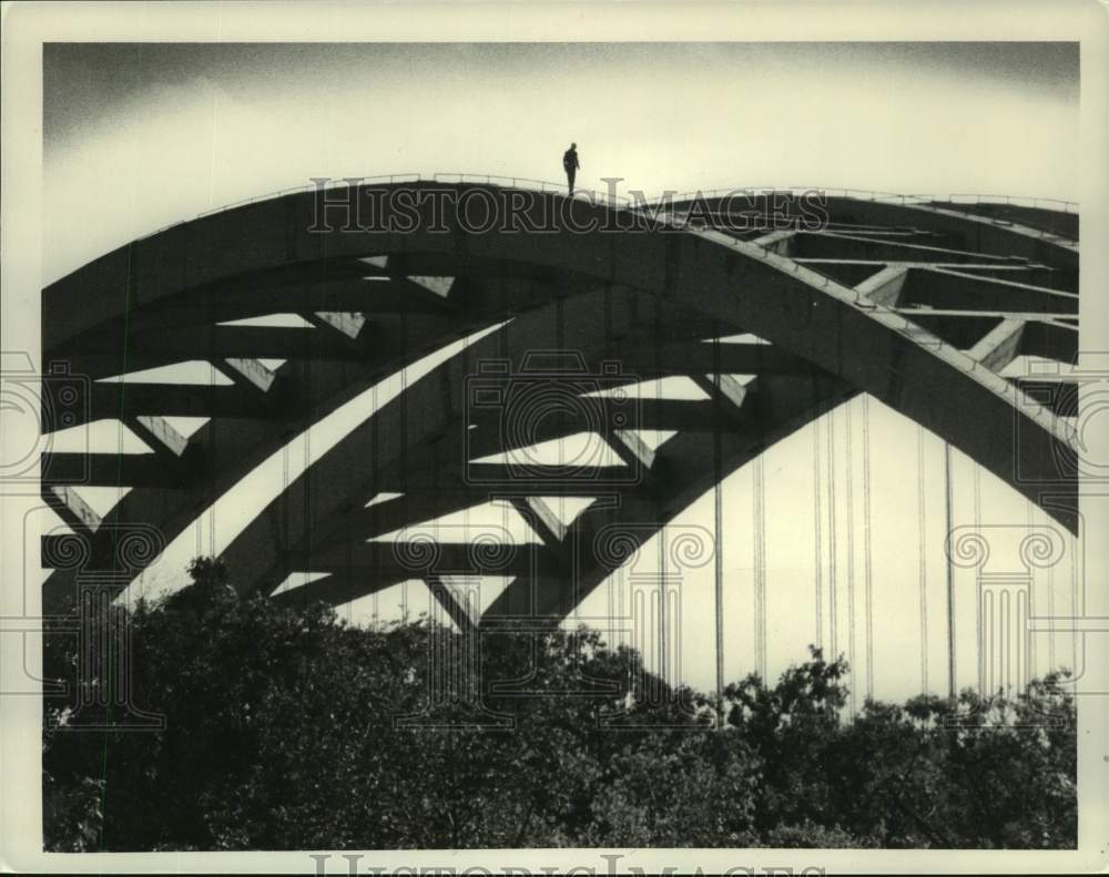 1985 Press Photo Worker inspects interstate bridge in Colonie, New York - Historic Images