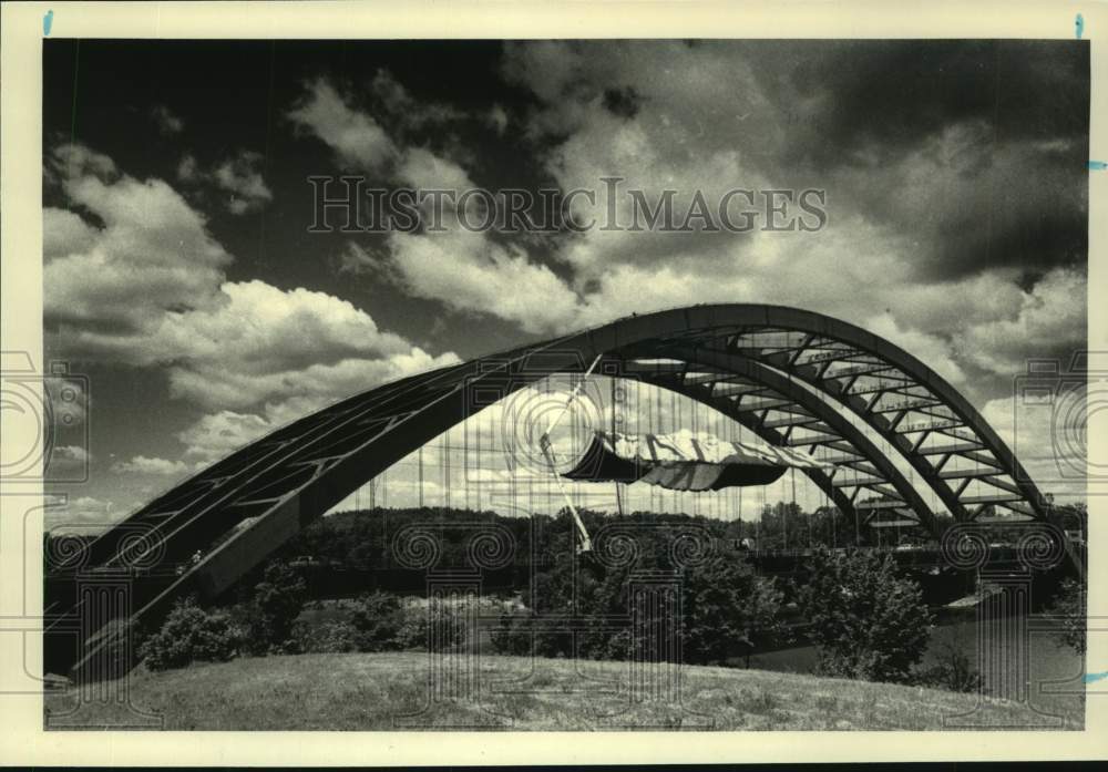 1986 Press Photo Paint tarp hanging from interstate bridge in Colonie, New York - Historic Images