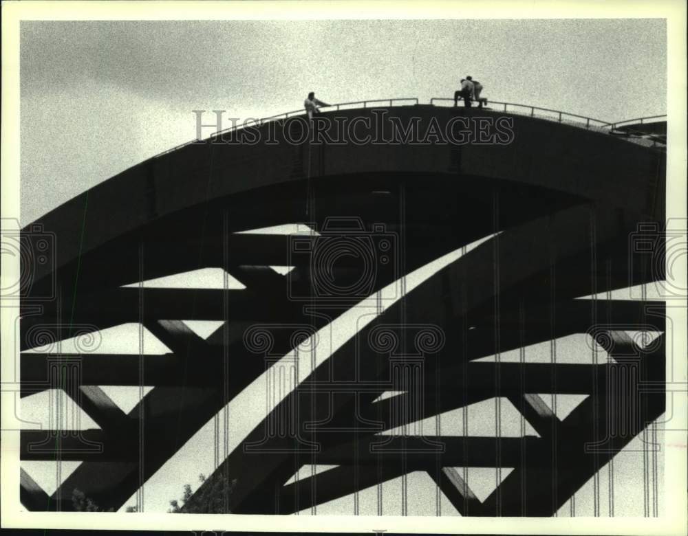 1990 Press Photo New York Police talk to man on top of I-87 bridge, Colonie - Historic Images