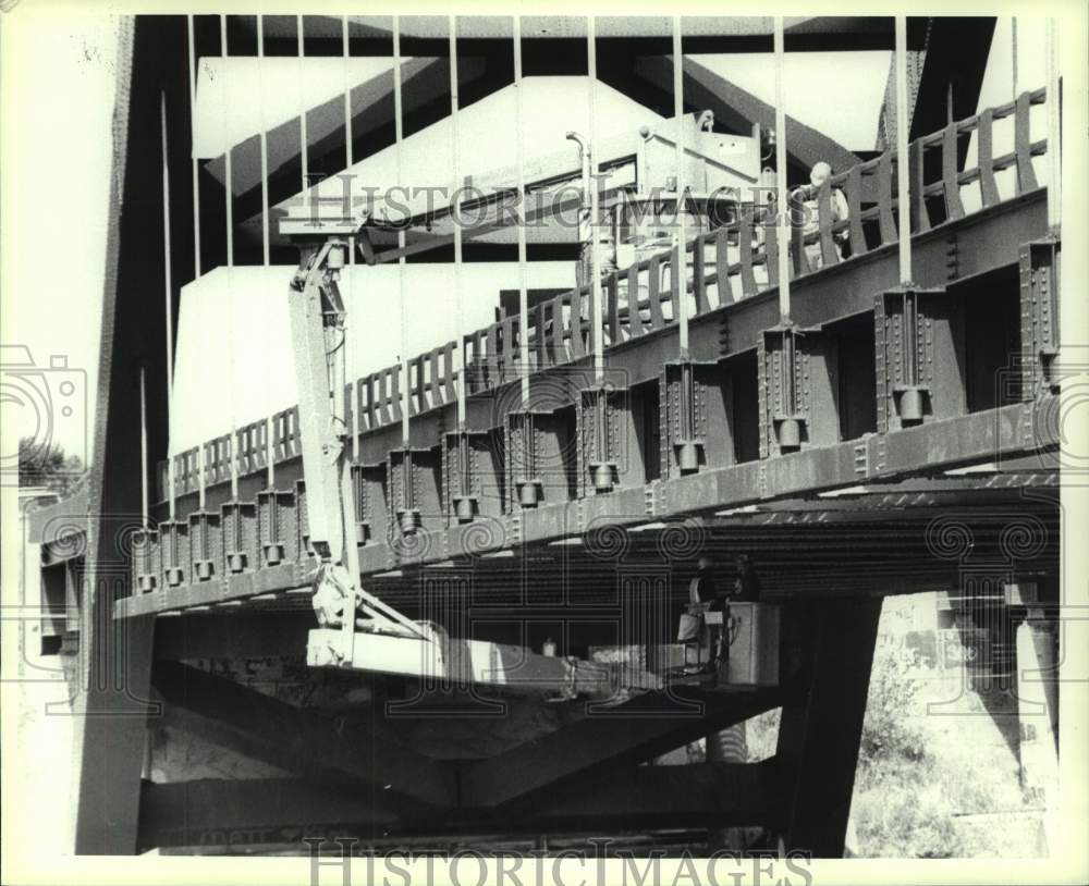 1990 Press Photo Crew inspects underside of interstate bridge in Colonie, NY - Historic Images