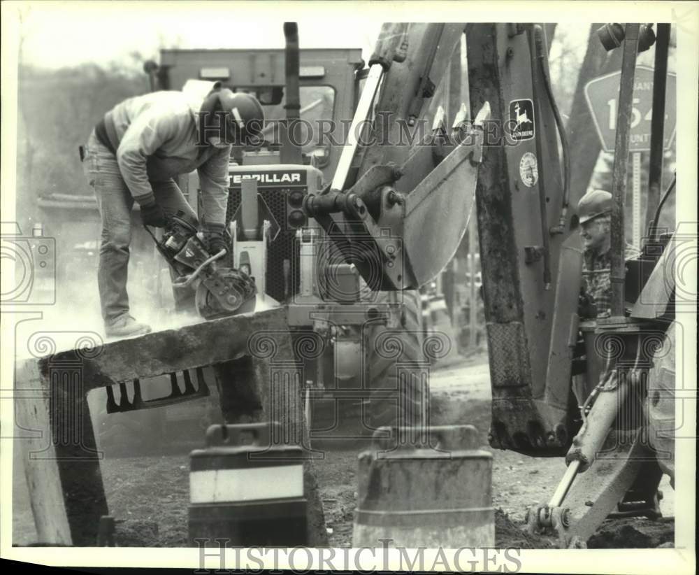 1992 Press Photo Colonie, NY construction worker cuts through concrete drainage - Historic Images