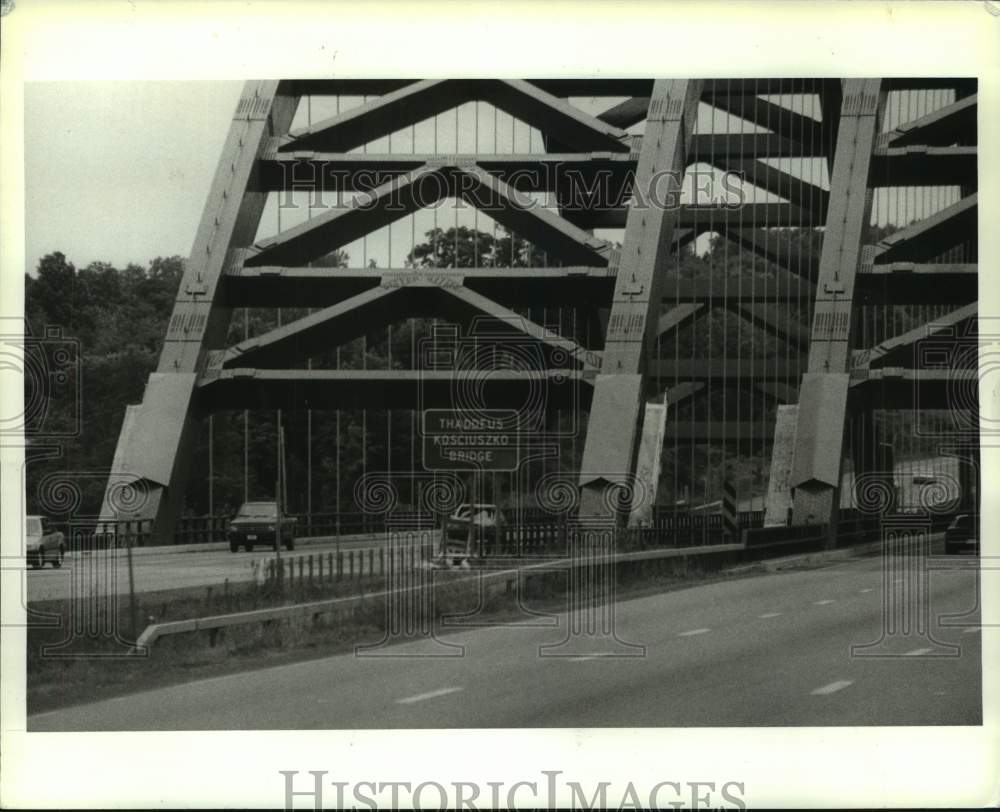 1991 Press Photo Anti-climb sleeves installed on Twin Bridges in Colonie, NY - Historic Images
