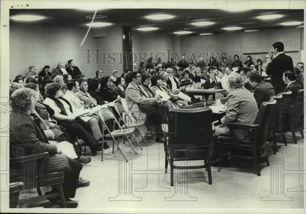 1976 Press Photo George Perry speaks at Watervliet, New York school meeting - Historic Images