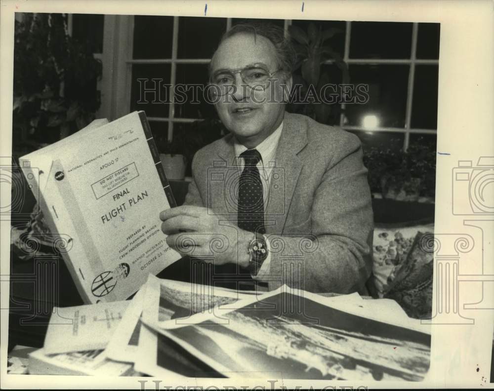 1986 Press Photo Thomas Norton with space paraphernalia collection in New York - Historic Images