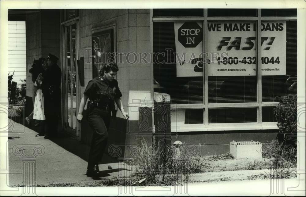 1990 Press Photo Police officer at Norstar Bank Branch, New Scotland, New York - Historic Images