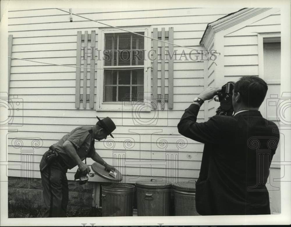 Press Photo Police officers investigating outside New York residence - tua15406 - Historic Images