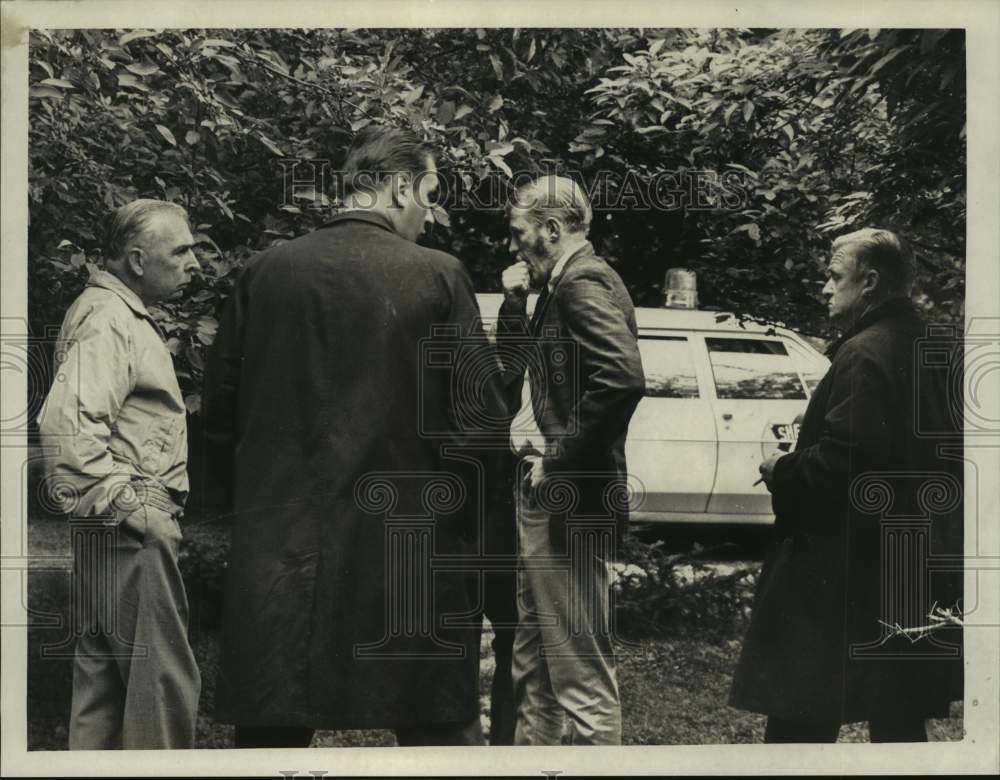 Press Photo Police officers confer next to squad car in New York - tua15409 - Historic Images